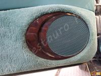 Porsche 911 Carrera 4 (996) - anno 1999 - Restauro completo dell’interno in pelle e della radica - Dettaglio altoparlante portiera lato guida. (PRIMA)