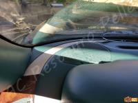 Porsche 911 Carrera 4 (996) - anno 1999 - Restauro completo dell’interno in pelle e della radica - Dettaglio del profilo alla base del parabrezza. (PRIMA)