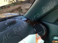 Porsche 911 Carrera 4 (996) - anno 1999 - Restauro completo dell’interno in pelle e della radica - Dettaglio del profilo e della bocchetta aria lato passeggero. (PRIMA)