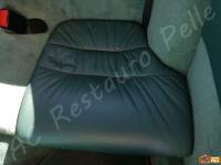 Porsche 911 Carrera 4 (996) - anno 1999 - Restauro completo dell’interno in pelle e della radica - Particolare della seduta posteriore sinistra. (PRIMA)