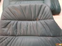 Porsche 911 Carrera 4 (996) - anno 1999 - Restauro completo dell’interno in pelle e della radica - Dettaglio della seduta posteriore sinistra con buco di sigaretta. (PRIMA)