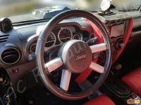 Jeep Wrangler Rubicon - anno 2009 - Rivestimento volante in vera pelle con personalizzazione  - Panoramica del volante montato sull'auto. (PRIMA)