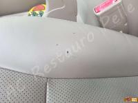 Ssangyong Korando - anno 2015 - Pulizia interno in pelle e restauro volante - Dettaglio del fianchetto destro della seduta lato guida. (PRIMA)