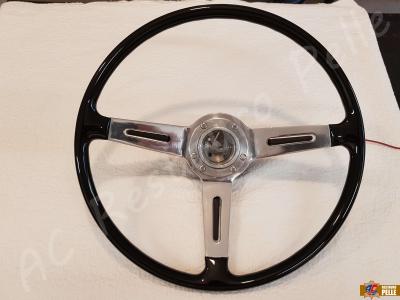 Alfa Romeo Spider (Duetto) “Osso di seppia” - anno 1967 - Restauro volante in bachelite